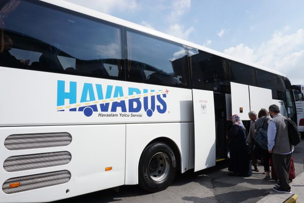 トルコ サビハ ギョクチェン国際空港からブルーモスク近くのタクシム広場までシャトルバスで向かう